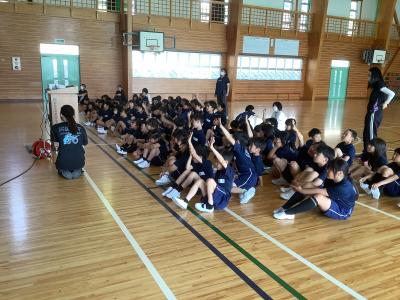 手を上げて自分の意見を言う低学年