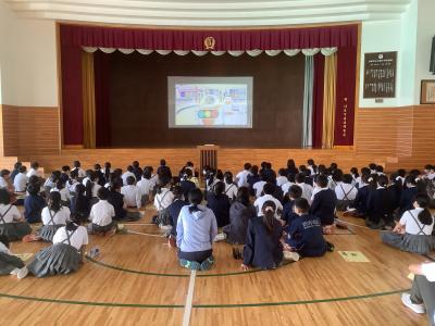 交通教室のDVDを見る高学年