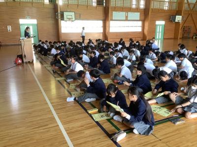 意見をワークシートに記入する高学年