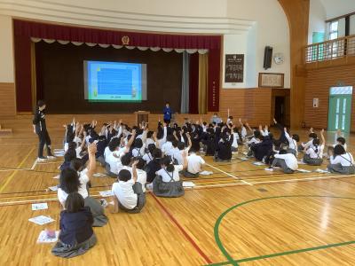 手を上げる中学年