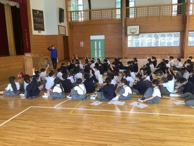 先生の質問に答える中学年