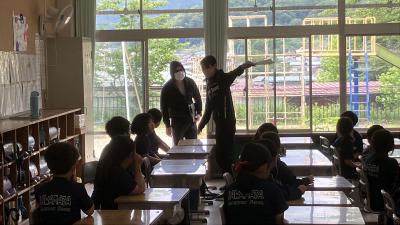 児童に避難を促す担任