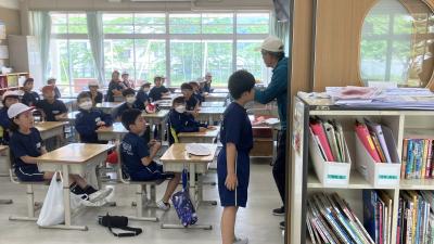 不審者の侵入を隣のクラスに伝える児童
