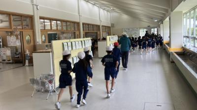 担任と避難をする児童