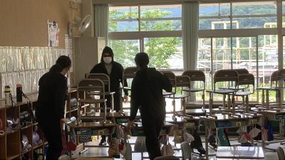 バリケードを作り、不審者の侵入を抑制する担任