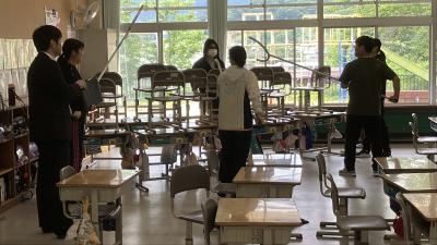 さすまたの使い方を指導される教員