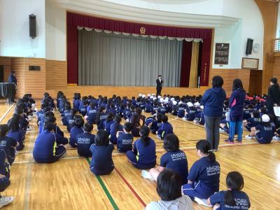 警察官のお話を聞く児童