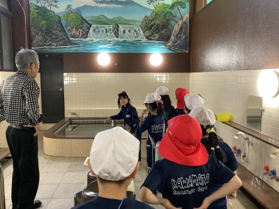 銭湯を見学する2年生