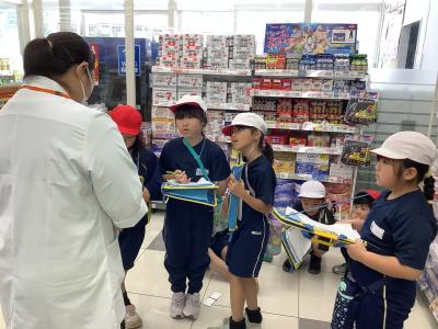 薬局を見学する2年生