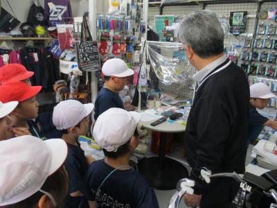 スポーツ用品店を見学する2年生