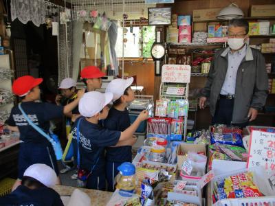 駄菓子やを見学する2年生