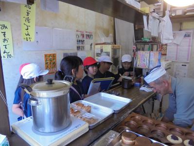回転焼き屋さんを見学する2年生