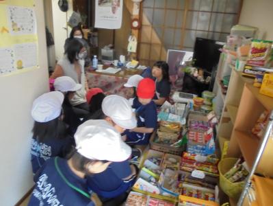 駄菓子屋さんを見学する2年生