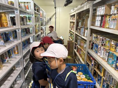 コンビニを見学する2年生