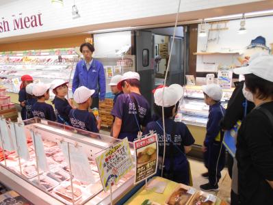 スーパーマーケットを見学する2年生