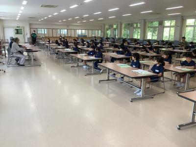 蚕について話を聞く3年生