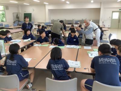 蚕について質問する3年生