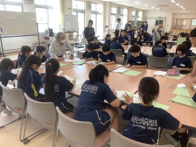 蚕の質問をする3年生
