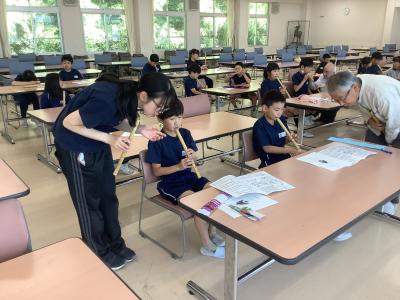 音が出るか先生と確かめる4年生