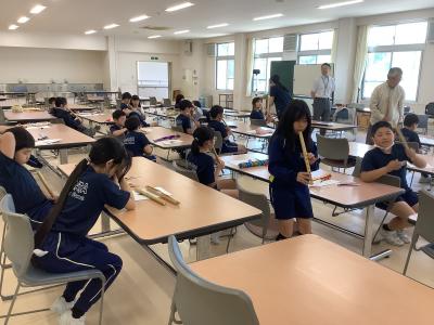 ケーナを練習する4年生