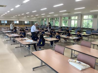 講師の方にケーナを教わる4年生