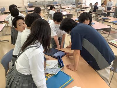 タブレットを使って情報をまとめる5年生