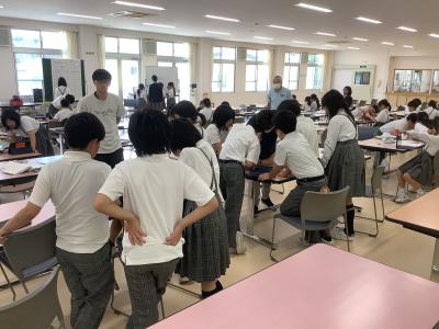 班ごとに情報をまとめる5年生