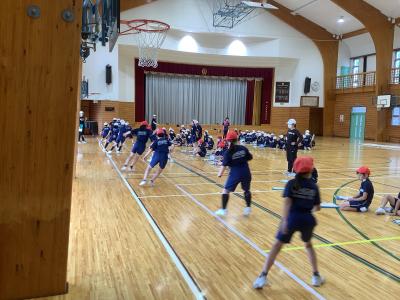 反復横跳びをする４，３年生