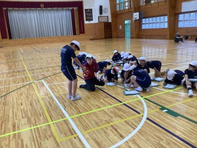 握力を測定する3，4年生