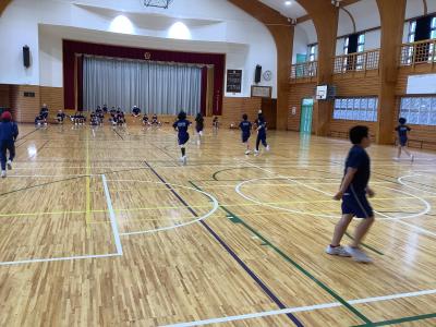 シャトルランをする5年生