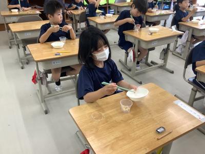 お箸で大豆を器に移す1年生