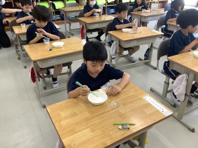 お箸で大豆を器に移す1年生