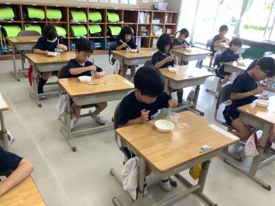 お箸で大豆を器に移す1年生