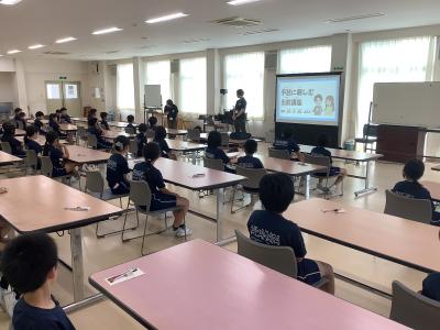 手話と口話を交えて自己紹介する講師