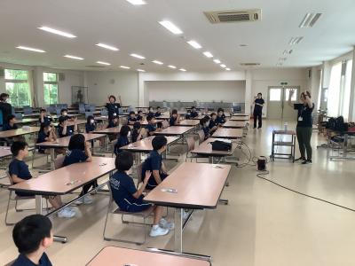 手話で拍手を説明する講師