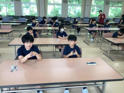 手話であいさつをする4年生