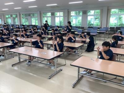 手話であいさつをする4年生