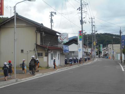 通学路を探検する1年生