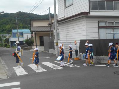 横断歩道を渡る1年生