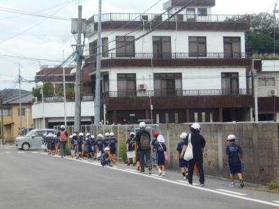 道路の右側を歩く1年生