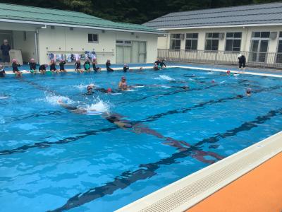 水泳をする4年生