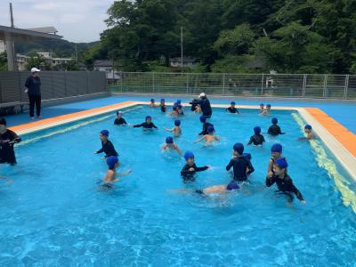 水中鬼ごっこをする1年生