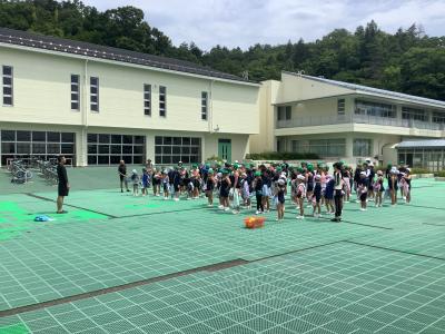 準備運動のために並ぶ2，5年生