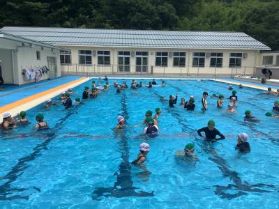2年生とプールで遊ぶ5年生