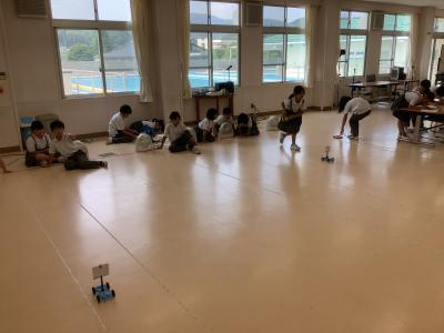 風を受けて走る車をサーキュレーターで走らせる3年生