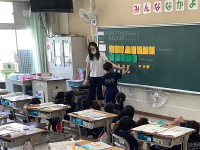 黒板に貼った紙を使って同じ枚数を示す1年生