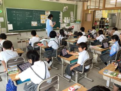 アプリを使っておやつを選択する4年生