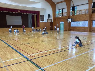 3年生がゴムの力で走る車の実験をしている様子。