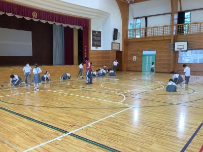 3年生が車の移動距離を測っている様子。