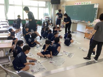 生活科の授業を手伝う中学生